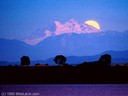 La luna sube desde atrás el Andes