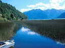 Lancha de remo en lago Todos los Santos atrás el vulcán Osorno